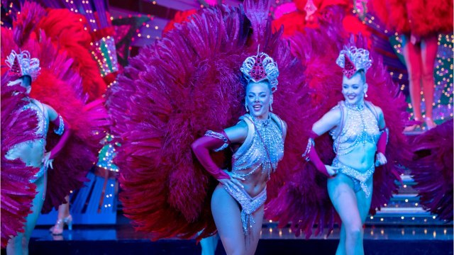 VOICI - Ange Noiret : le présentateur météo de LCI déconcentré à l'antenne par des danseuses du Moulin Rouge