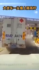 Tải video: Un fourgon oublie la hauteur du camion et percute une barrière