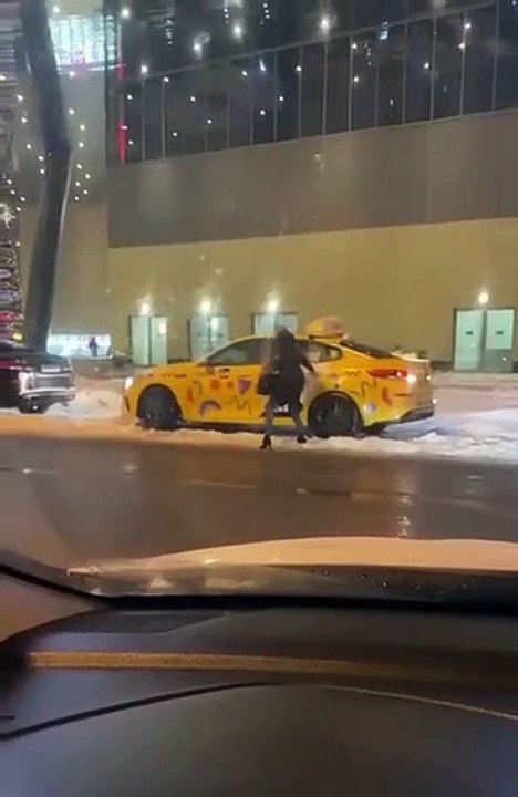 Elle tente de rentrer dans un taxi de la mauvaise façon et se fait virer violemment