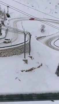 Il drifte dans les virages enneigés de cette station de ski