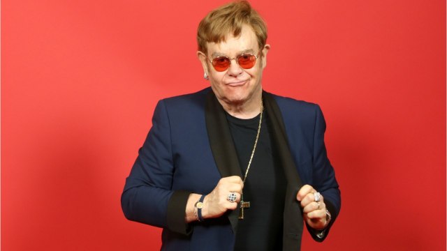 VOICI - Elton John au plus mal : le chanteur annonce devoir se faire opérer le plus vite possible