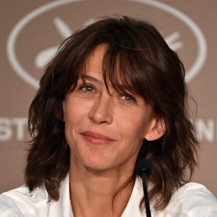VOICI SOCIAL : "Sa mort ne m'a pas rendue triste" : Sophie Marceau réagit de façon surprenante au décès de Jean-Paul Belmondo