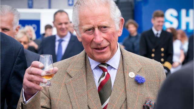 VOICI : Prince Charles en plein scandale : le fils de la reine Elizabeth II sort du silence