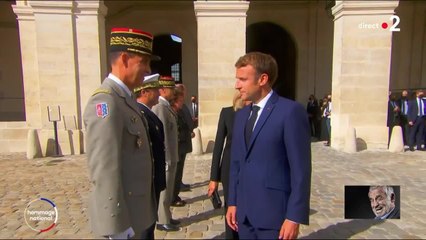 VOICI - Brigitte Macron rappelée au protocole pendant la cérémonie d'hommage à Jean-Paul Belmondo
