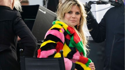 VOICI : Heidi Klum montre ses fesses dans une robe en papier WC