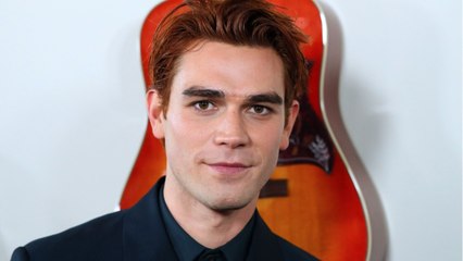VOICI - PHOTO K.J Apa : la star de Riverdale affiche ses abdos en béton pour livrer un message très particulier
