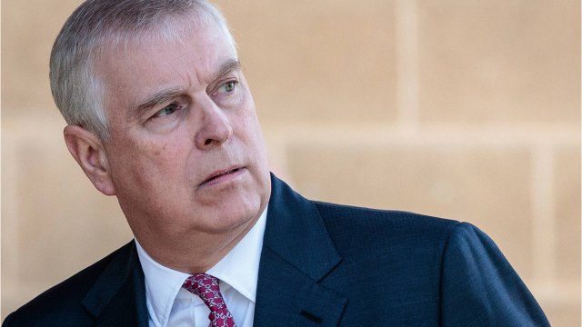 VOICI : Prince Andrew : en plein scandale sexuel, le fils de la reine Elizabeth II se cache dans un manoir