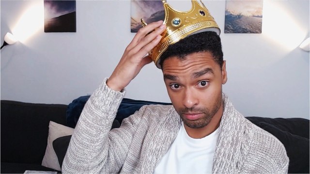 VOICI : La chronique des Bridgerton : Regé-Jean Page en couple avec Phoebe Dynevor ? Il répond