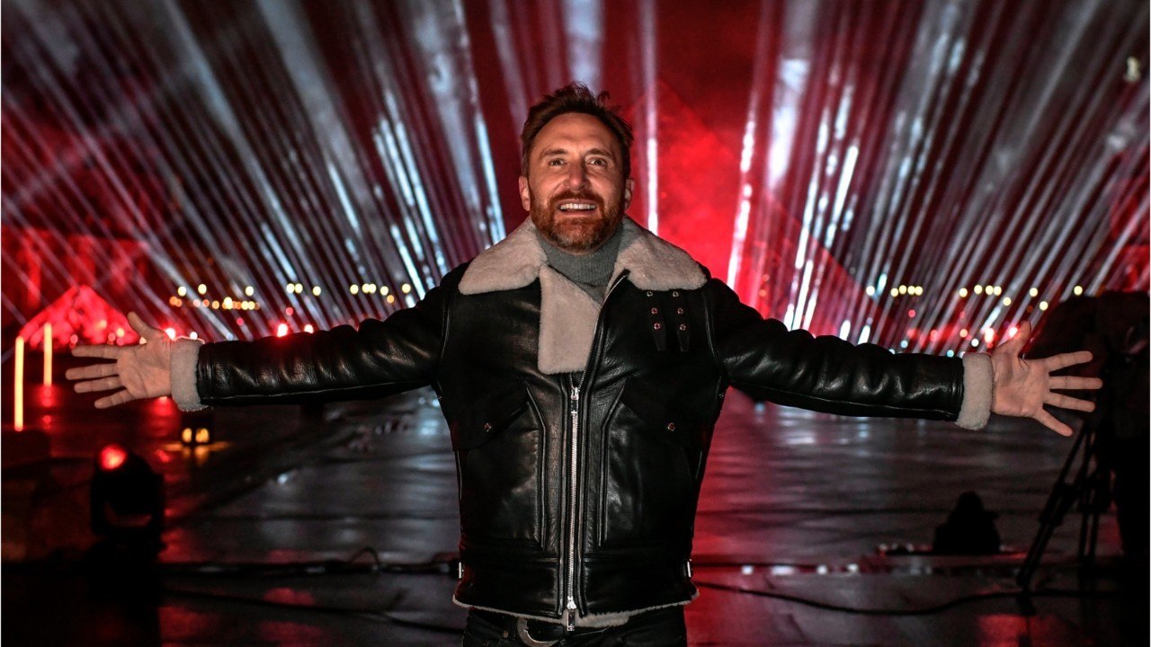 VOICI : David Guetta : le DJ tente de nager avec un requin mais change très vite d’avis