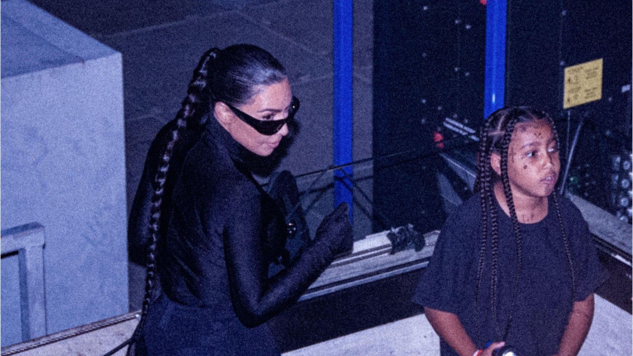 VOICI - Kim Kardashian : sa grosse bourde lors de la sortie de l'album de Kanye West fait rire les internautes