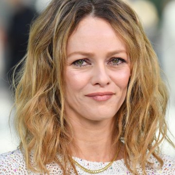 VOICI -SOCIAL Quotidien : Ce Détail Chez Vanessa Paradis Qui a Choqué Les Internautes (1)