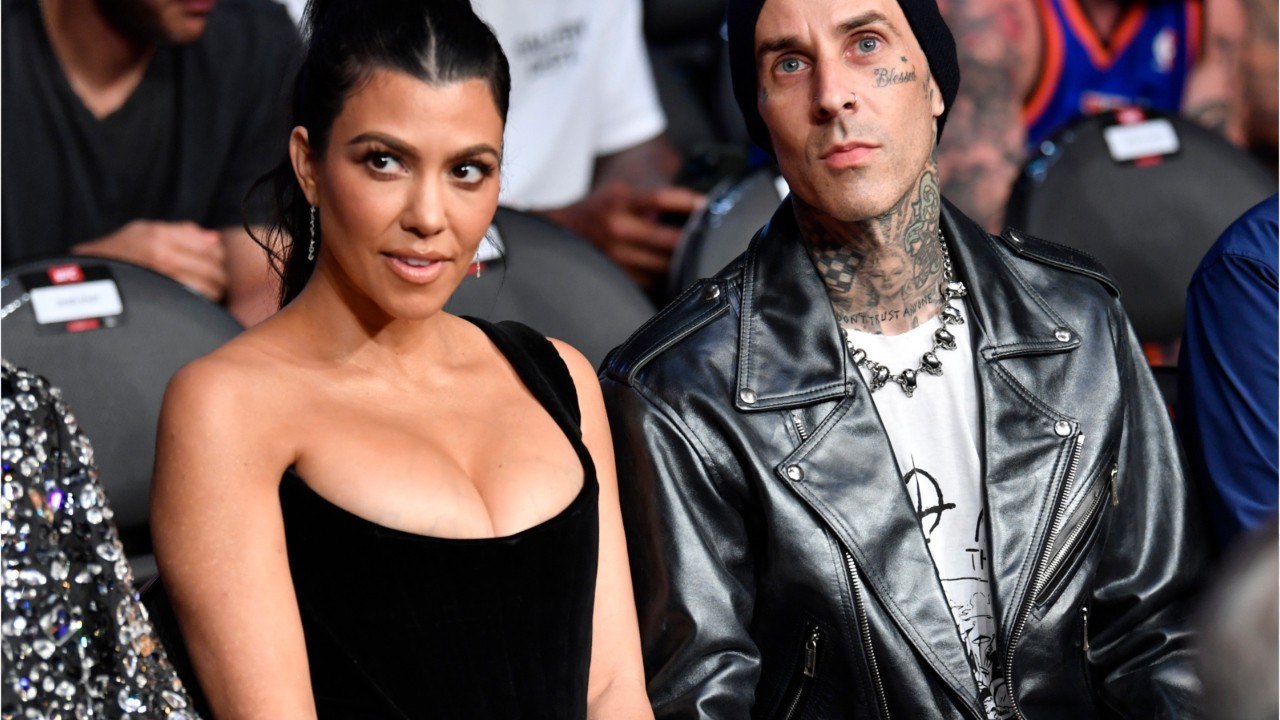 VOICI - Travis Barker : 13 ans après avoir frôlé la mort dans un crash d'avion, le chéri de Kourtney Kardashian remonte à bord pour la première fois