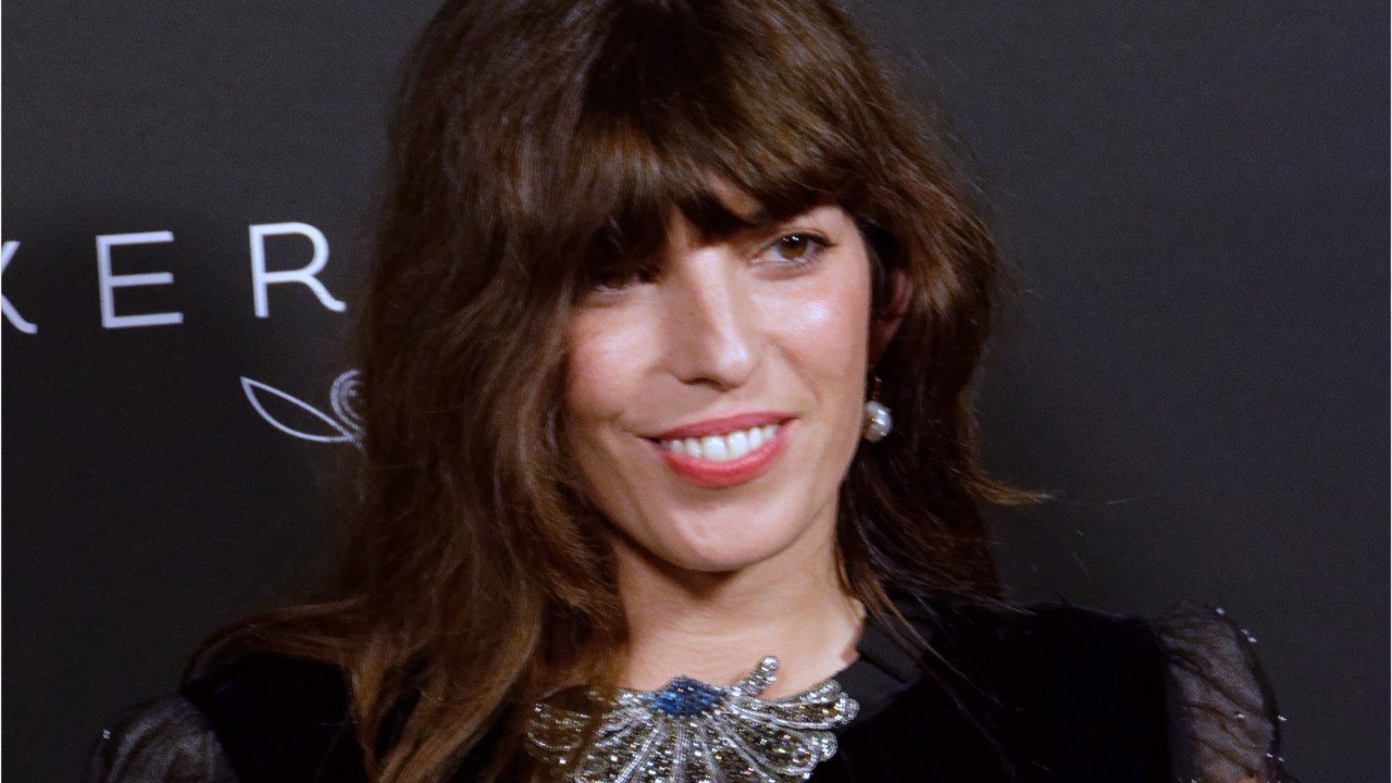 VOICI : Lou Doillon profite du soleil topless sur un bateau, ses fans sous le charme