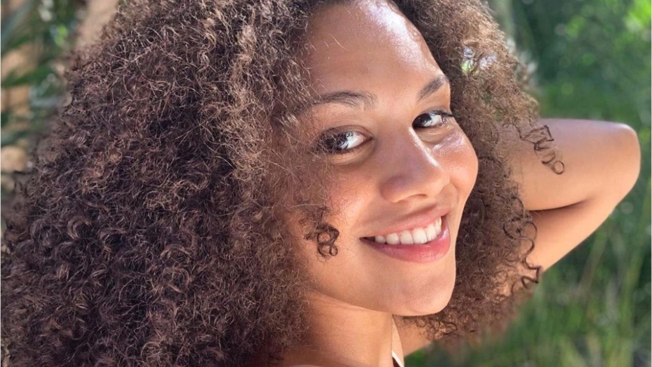 VOICI - Miss France 2022 : qui est Emmy Chenin, Miss Nouvelle-Calédonie 2021 ?