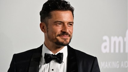 Voici - PHOTOS Orlando Bloom joue les nudistes et dévoile ses fesses aux internautes