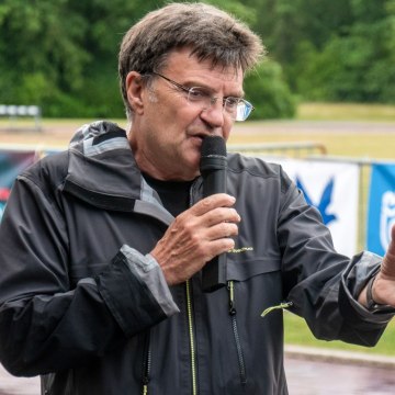 VOICI : SOCIAL JO de Tokyo 2021 : Patrick Montel les larmes aux yeux en découvrant le soutien d’un célèbre chanteur