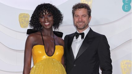 VOICI : "Fermez vos g***les"  : Joshua Jackson réagit aux commentaires des haters sur sa compagne après qu'elle l'a demandé en mariage