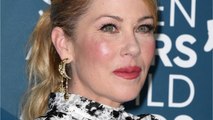 VOICI : Christina Applegate : l'actrice de Mariés deux enfants révèle être atteinte de la sclérose en plaques