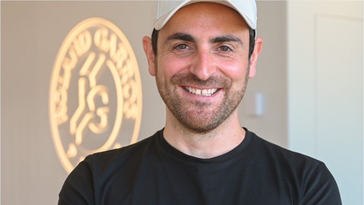 VOICI : Camille Combal prépare les Jeux Olympiques en surf électrique : les internautes sont morts de rire