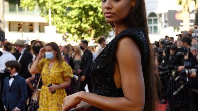 VOICI - Alicia Aylies : ce petit détail sexy sous son top transparent fait fondre les internautes
