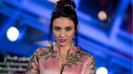 Voici - Delphine Wespiser en vacances : elle s’éclate en bikini dans une vidéo