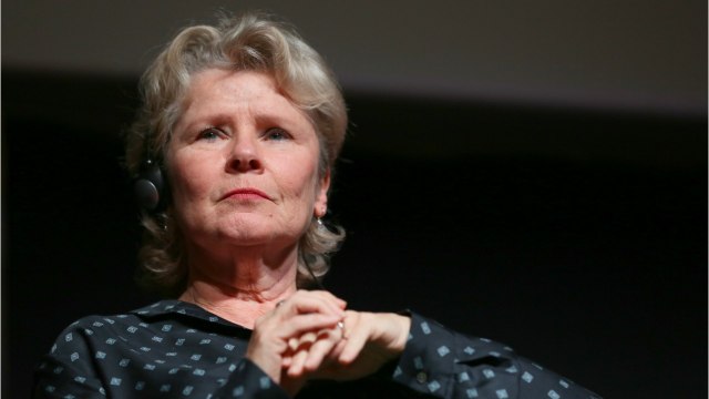 VOICI - PHOTO The Crown : découvrez la première image d'Imelda Staunton dans la peau d'Elizabeth II