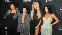 VOICI-PHOTO Kim Kardashian poste un ancien cliché de ses soeurs, Kylie Jenner ne se supporte pas avant la chirurgie
