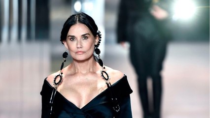 VOICI - Demi Moore méconnaissable au défilé Fendi : son visage choque les internautes