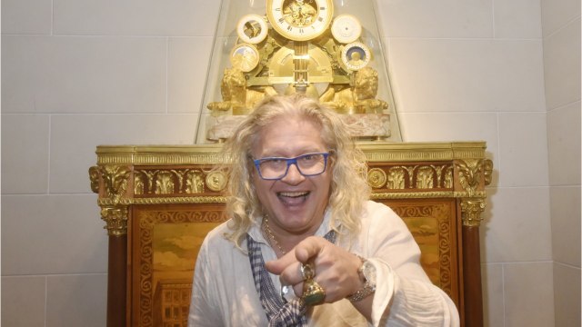 Voici - PHOTO Pierre-Jean Chalençon endeuillé : il annonce la mort de sa « grand-mère adoptive