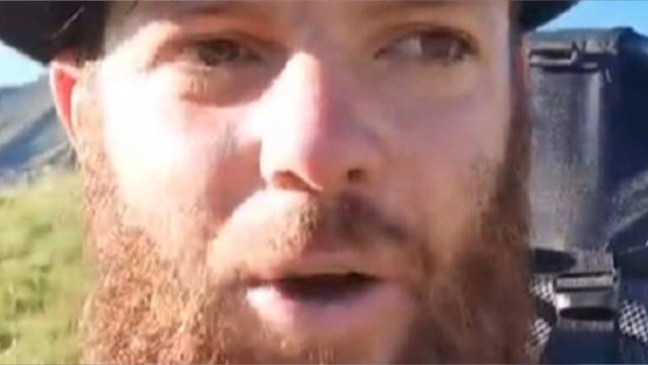 VOICI- Hugo Clément attaqué par un « faux " berger alpin, il lui répond sur Facebook