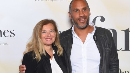 VOICI : PHOTOS Valérie Trierweiler aux anges : Romain Magellan lui rejoue une scène mythique d'un film culte