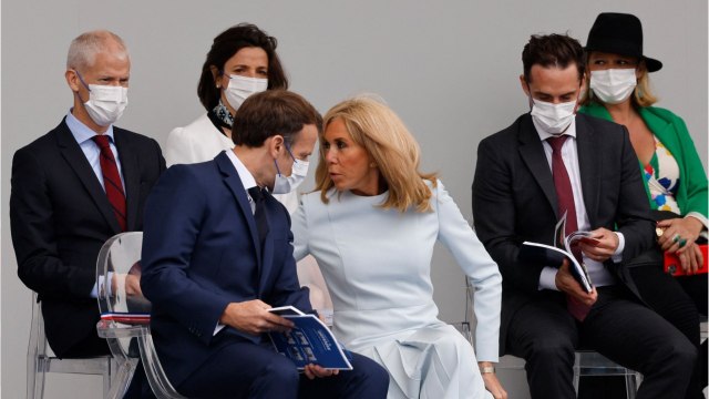 VOICI - Emmanuel et Brigitte Macron : des vêtements à leur gloire consternent les internautes