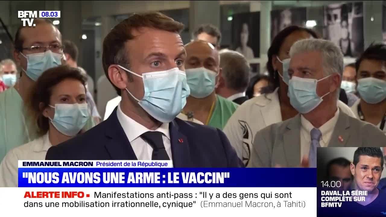 VOICI - Emmanuel Macron fustige les antivax