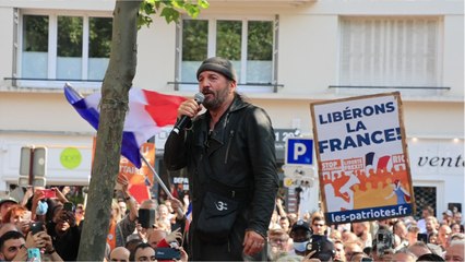 VOICI : Francis Lalanne : son discours exalté lors de la manifestation des Gilets jaunes fait halluciner les internautes