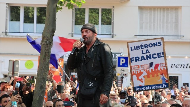 VOICI : Francis Lalanne : son discours exalté lors de la manifestation des Gilets jaunes fait halluciner les internautes