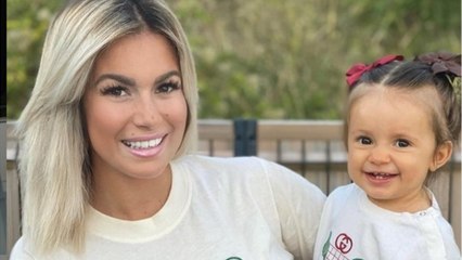 VOICI : Carla Moreau provoque la colère des internautes en posant avec sa fille