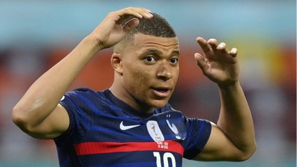 VOICI - « Ce bisou est très bizarre " : cette vidéo de Kylian Mbappé qui laisse les internautes perplexes
