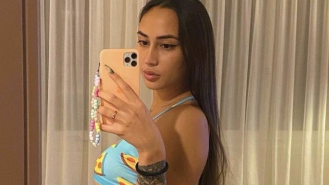 VOICI - PHOTO Astrid Nelsia pose sexy en maillot de bain, et se fait tacler par les internautes