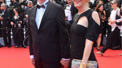 VOICI Cannes 2021 : l'apparition de Benjamin Griveaux au bras de sa femme Julia Minkowski suscite les moqueries