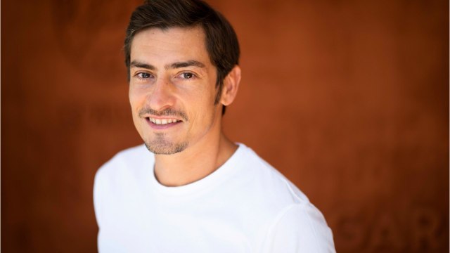 VOICI - PHOTO Claude Dartois (Koh-Lanta) prend la pose torse nu, les internautes impressionnés par son corps musclé