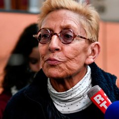 VOICI SOCIAL : Isabelle Balkany sans lacets et avec bracelets, les internautes se moquent de son dernier look (1)