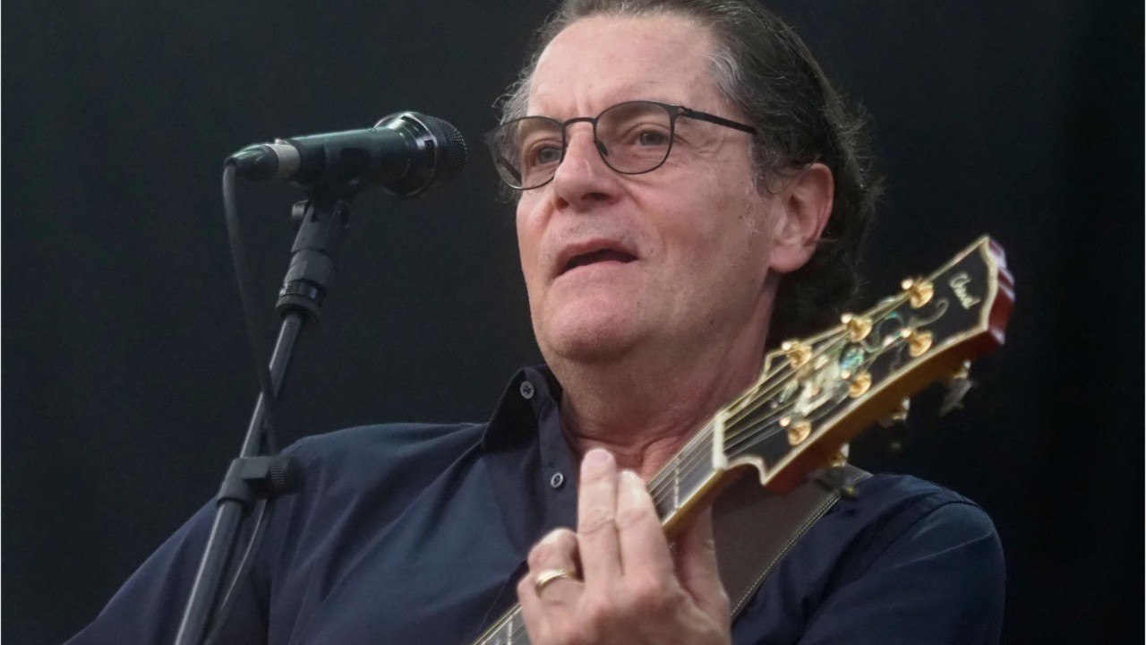 VOICI - Francis Cabrel : ses touchantes confessions sur son enfance marquée par le manque d'argent