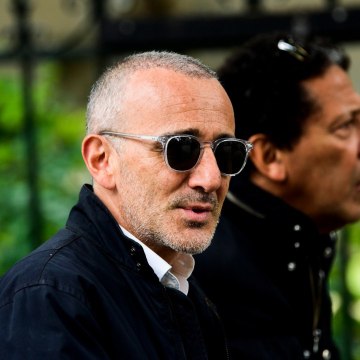 Voici - social Elie Semoun fustige le gouvernement : Le confinement a tué mon père