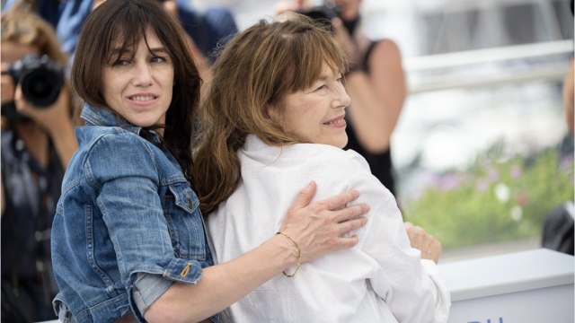 VOICI - Charlotte Gainsbourg au plus mal : comment Jane Birkin l'a aidée lors de son retour à Paris ?