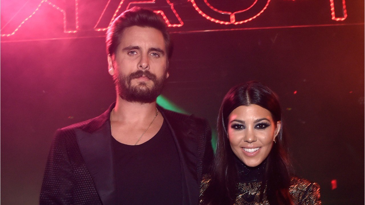 VOICI - Kourtney Kardashian crée le malaise en présentant la nouvelle chérie de Scott Disick, une star de TikTok de 19 ans