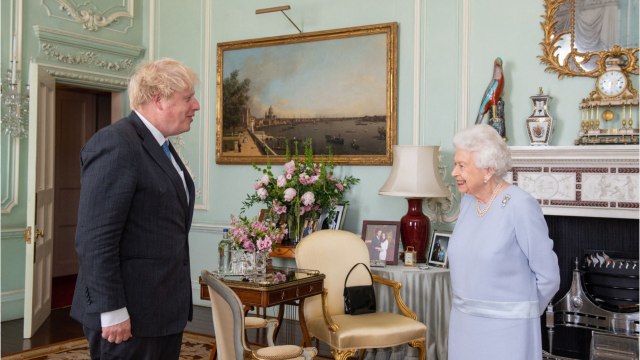 Voici - Elizabeth II : cette habitude avec Boris Johnson qu'elle a reprise après 15 mois d'interruption