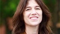 VOICI - Charlotte Gainsbourg évoque ses relations amoureuses : « J'ai eu une expérience avec une femme 