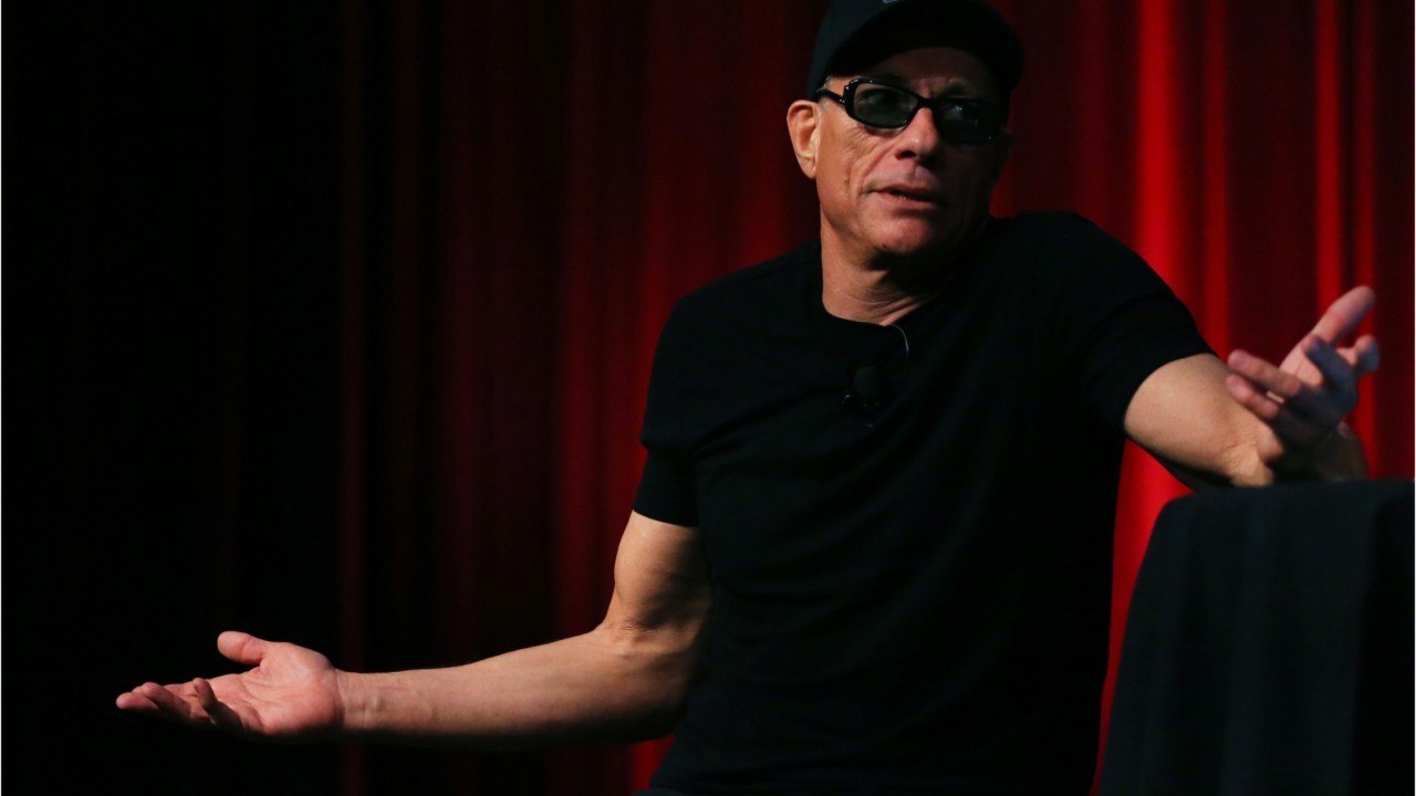 VOICI - « Il m'attaque, je fais un coup de pied retourné " : Jean-Claude Van Damme raconte sa rencontre mémorable avec Chuck Norris