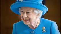 VOICI : Elizabeth II : la reine en forme et radieuse aux côtés de William en Écosse pour son premier déplacement officiel depuis la mort de Philip