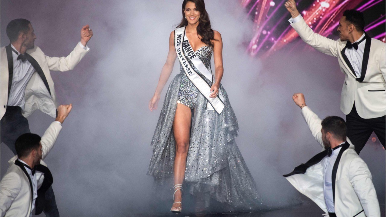 VOICI - PHOTO Iris Mittenaere enceinte ? Les internautes croient voir un baby bump